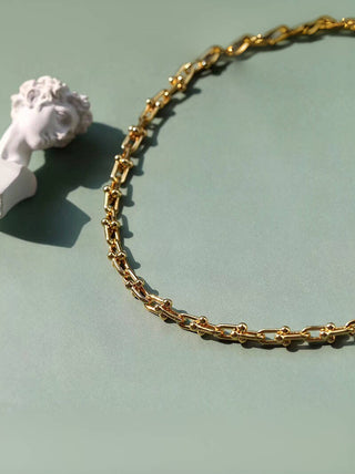 Artisan-Crafted Classic Horseshoe Clasp Necklace - AROSÈ