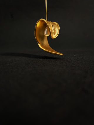 Solitary Vintage Scroll Leaf Earring - AROSÈ
