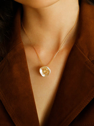 Luxurious Large Petal Natural Pearl Alphabet Necklace - AROSÈ