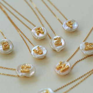 Luxurious Large Petal Natural Pearl Alphabet Necklace - AROSÈ