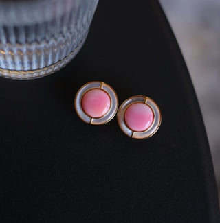 Chic Round Earrings with White Mother-of-Pearl and Pink Lip Shell - AROSÈ