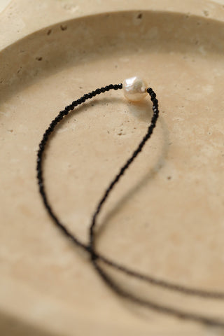 Midnight Elegance Black Crystal and Pearl Necklace - AROSÈ